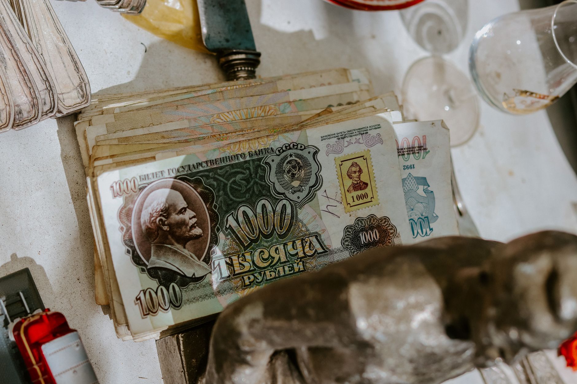 Russians increase cash use, adding pressure to slowing wartime economy