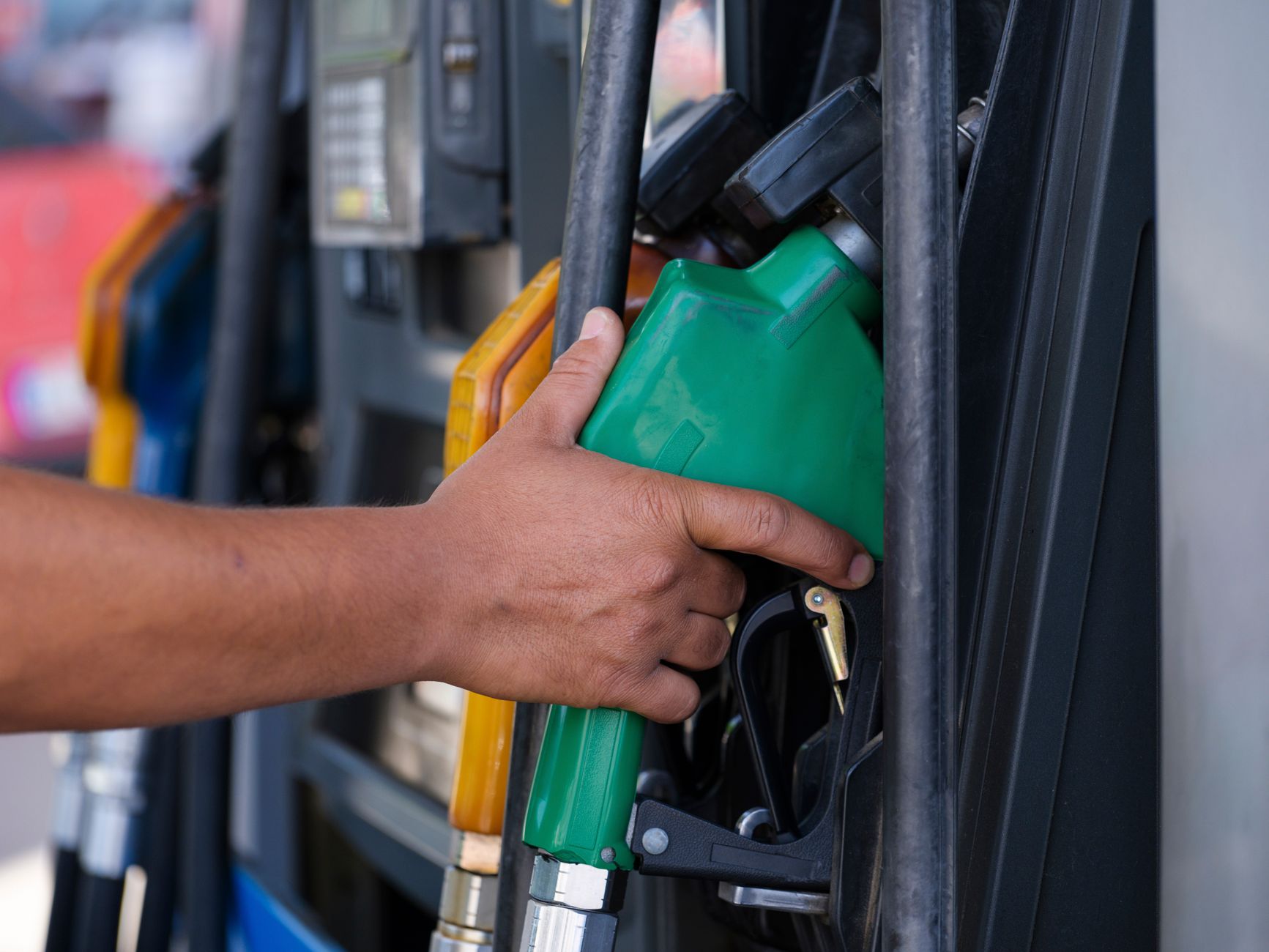 US inflation slows down with declines in food and fuel prices