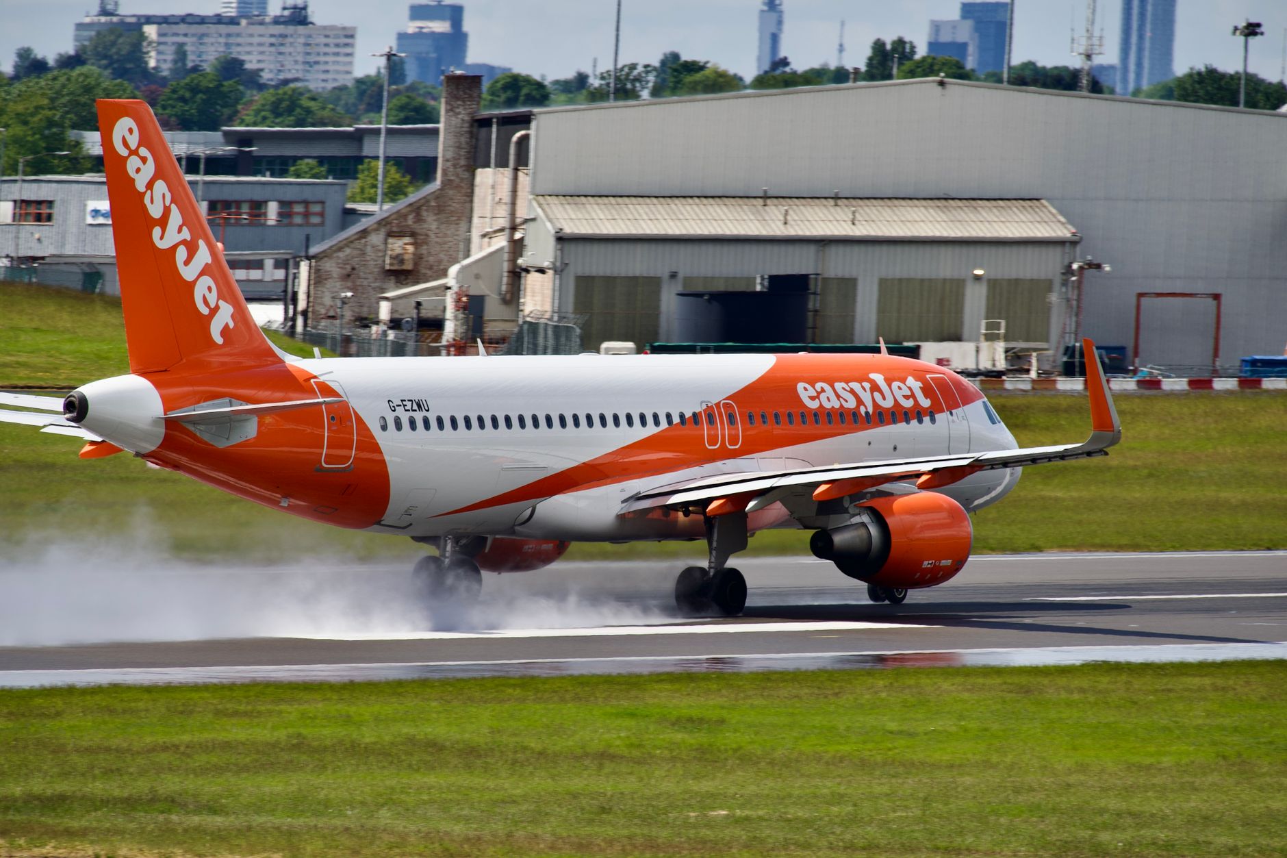 Gatwick Airport experiences water outage following main burst