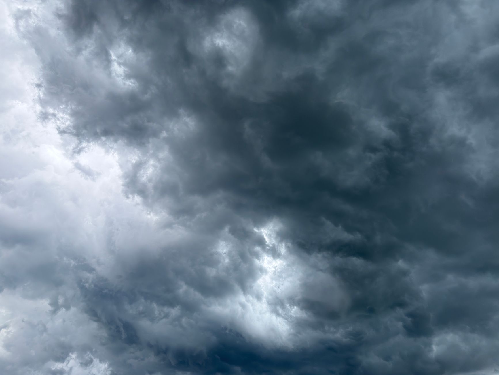 Hurricane Polo nears Mexico with threatening winds