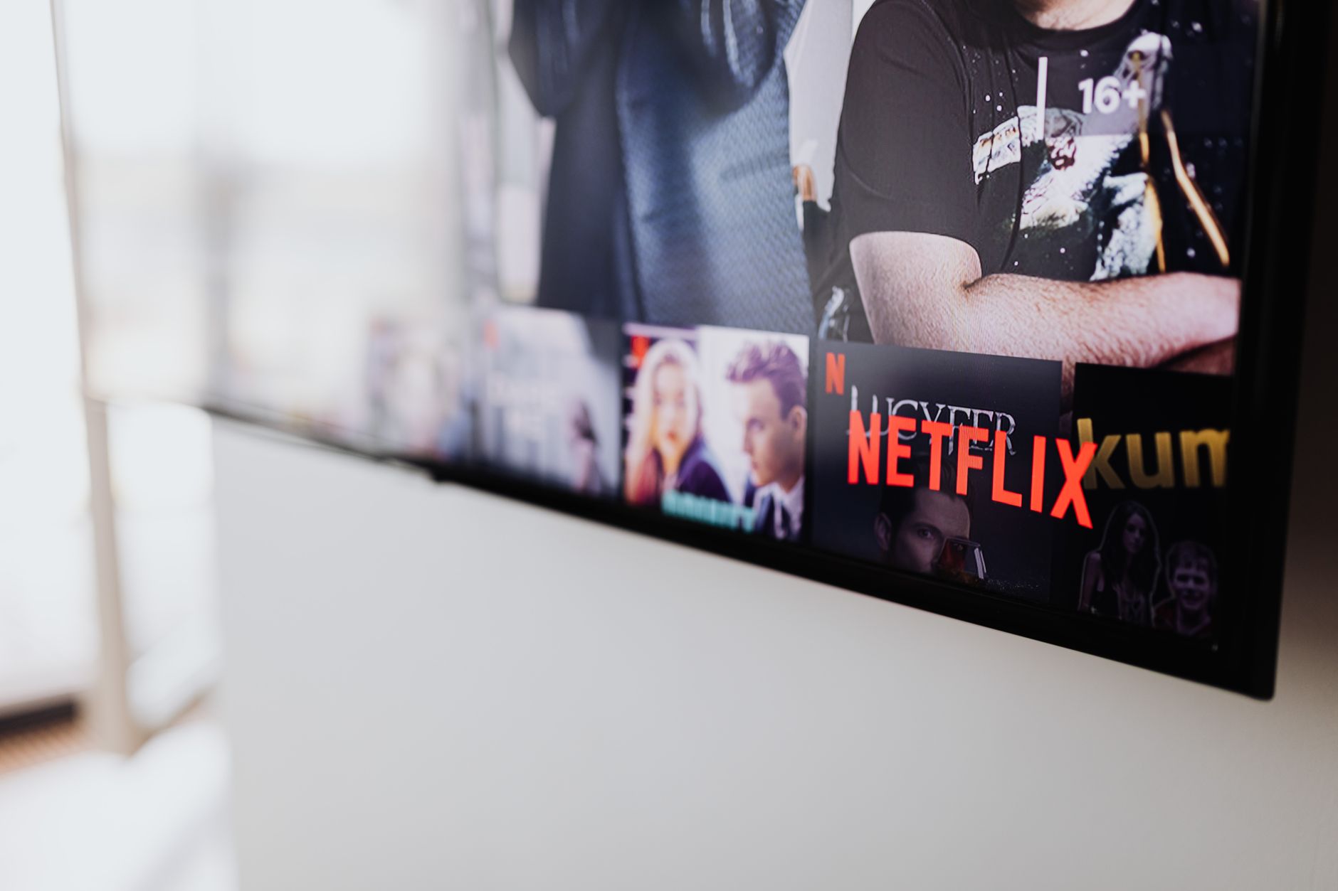 Balancing Ads and Subscriptions: How AI Platforms Can Best Monetize Language Models